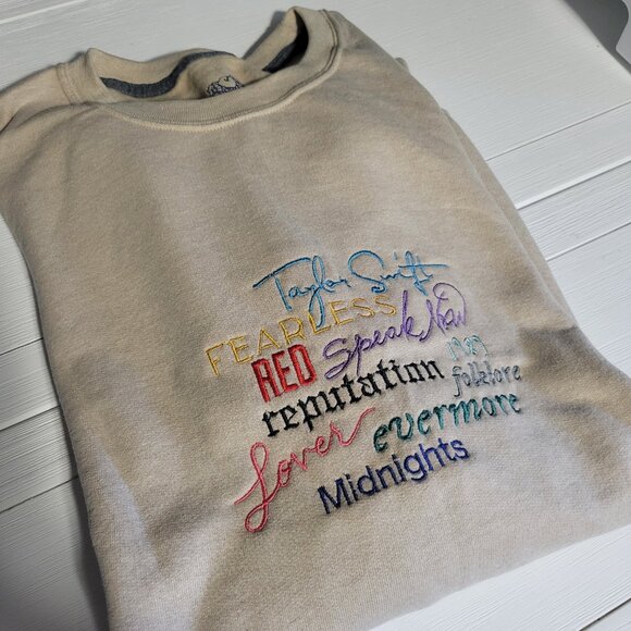 TAYLOR SWIFT ALBUM TITLE EMBROIDERED SWEATER (FRUIT OF LOOM UNISEX MED) - GUC - Picture 4 of 6